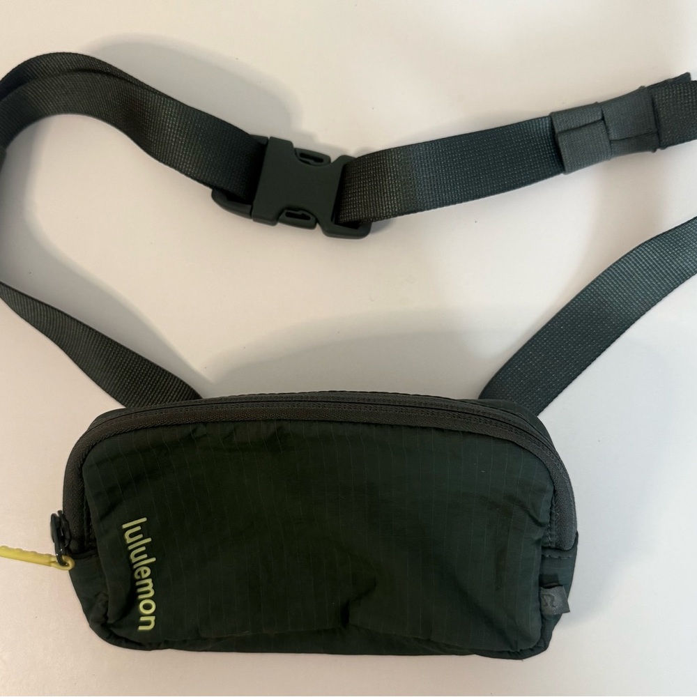 Lululemon Everywhere Belt Bag Mini - Dark Green